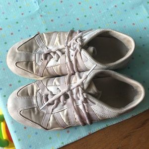 Cheer shoes